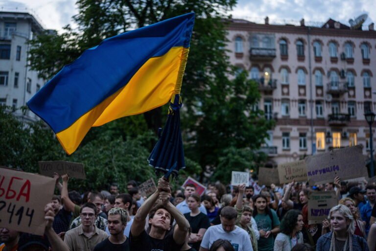 des-manifestations-ont-lieu-mardi-soir-a-kiev-apres-l-instauration-d-un-loi-contre-l-independance-des-organismes-anti-corruption-photo-sipa-ap-alex-babenko-1753218574